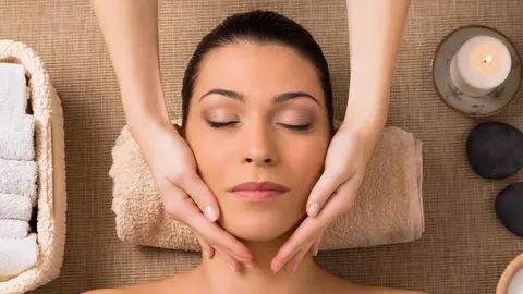 Una mujer que usa los productos cosm&eacute;ticos de Mercadona