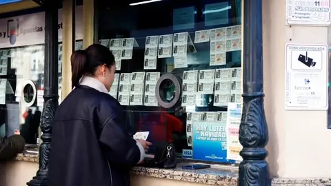 Una persona comprando d&eacute;cimos de loter&iacute;a
