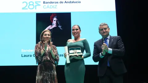 Laura Gallego con la Bandera de Andaluc&iacute;a de la provincia de C&aacute;diz 2025 | Cristo Garc&iacute;a