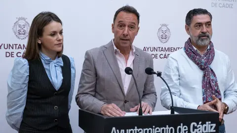 Beatriz Gandullo, Jos&eacute; Manuel Cossi y Jos&eacute; Manuel Verdulla atienden a los medios