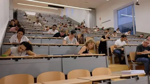 Aspirantes realizando un examen de oposici&oacute;n