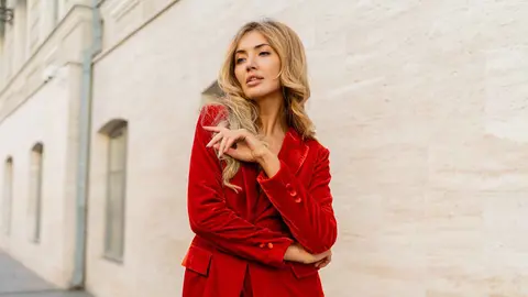 Una mujer a la moda con ropa de Sfera