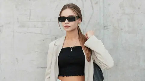 Una mujer a la moda con ropa de Zara