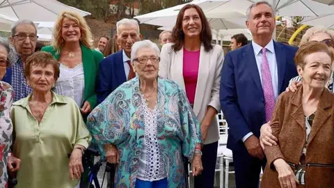 Loles L&oacute;pez, junto a la alcaldesa de Huelva, Pilar Miranda, durante una visita a una residencia de mayores