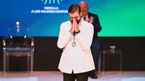 Manu S&aacute;nchez llora emocionado tras recibir su medalla | Cristo Garc&iacute;a