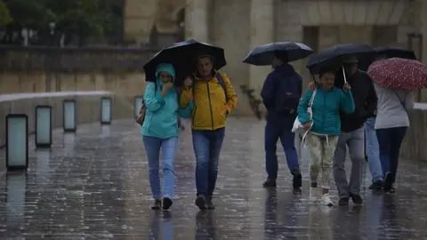 Gente caminando bajo la lluvia