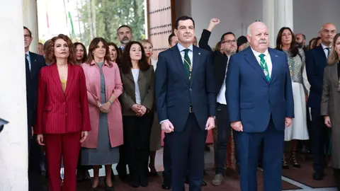 Juanma Moreno, junto a Mar&iacute;a Jes&uacute;s Montero, durante el acto institucional del D&iacute;a de Andaluc&iacute;a