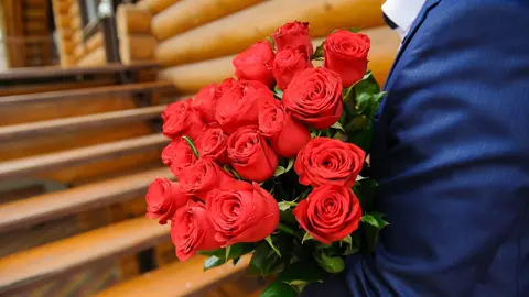 Hombre lleva pedido de flores