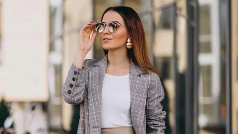 Una mujer a la moda con prendas de El Corte Ingl&eacute;s