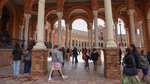 Turistas en la plaza de Espa&ntilde;a de Sevilla (1)