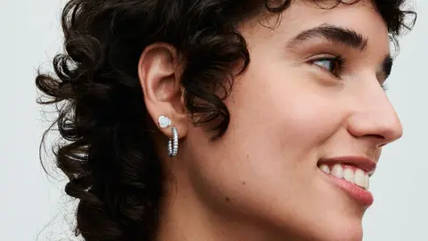 Modelo luciendo joyas de Pandora