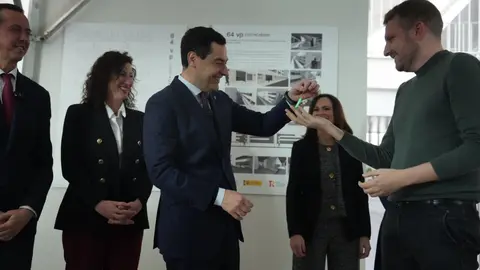 El presidente de la Junta de Andaluc&iacute;a, Juanma Moreno, ha presidido la entrega de llaves