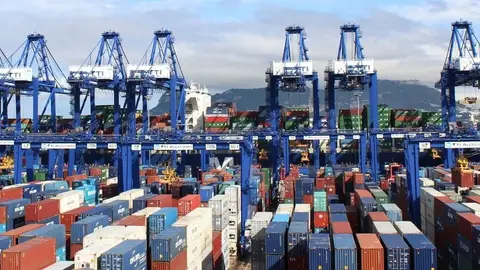 Vista del Puerto de Algeciras, fundamental en la captaci&oacute;n de inversiones y en el comercio exterior