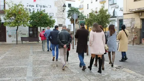Un grupo de turistas pasea por Ja&eacute;n