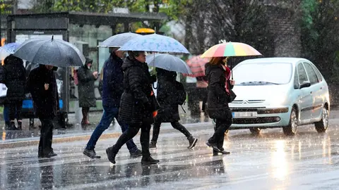 Imagen de archivo de varias personas con paraguas