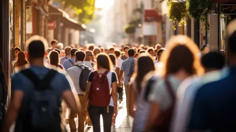 Multitud de personas caminando