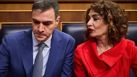 Pedro S&aacute;nchez, junto a Mar&iacute;a Jes&uacute;s Montero, en el Congreso de los Diputados