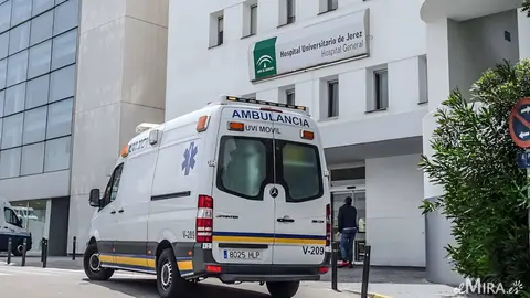 Una ambulancia en el hospital de Jerez