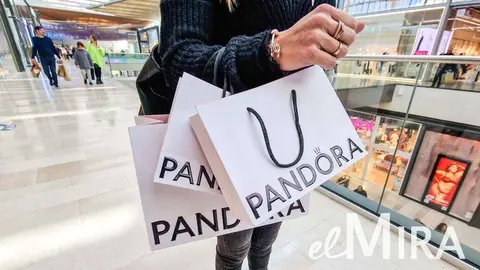 Clienta de Pandora en centro comercial de Sevilla