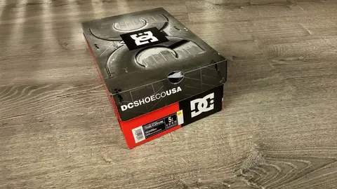 Caja de calzado de la firma DC Shoes