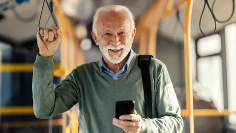 Un pensionista revisa el estado del cheque de 12.000 euros de la Seguridad Social