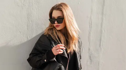 Una mujer a la moda con prendas de Sfera y El Corte Ingl&eacute;s