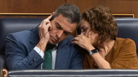 El presidente del Gobierno, Pedro S&aacute;nchez, junto a la vicepresidenta del Gobierno y l&iacute;der del PSOE andaluz, Mar&iacute;a Jes&uacute;s Montero
