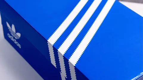 Caja de zapatillas de Adidas