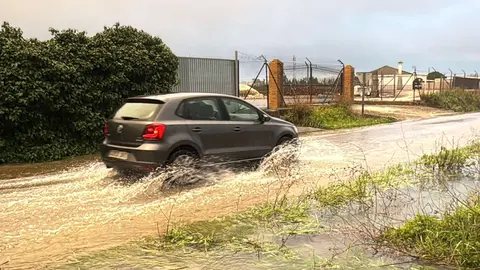 Un coche circulando en Jerez bajo la lluvia