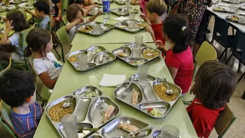 Ni&ntilde;os, en un comedor escolar