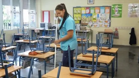 Una limpiadora, en un colegio de Andaluc&iacute;a (1)