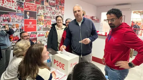 Juan Carlos Ruiz Boix votando en las primarias del PSOE