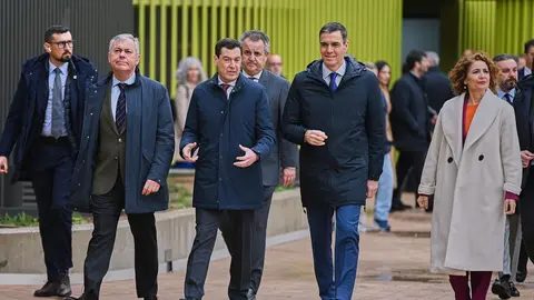 Juanma Moreno conversa con Pedro S&aacute;nchez en el acto de entrega de las viviendas en Sevilla