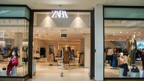 Escaparate de tienda de ropa de moda de ZARA