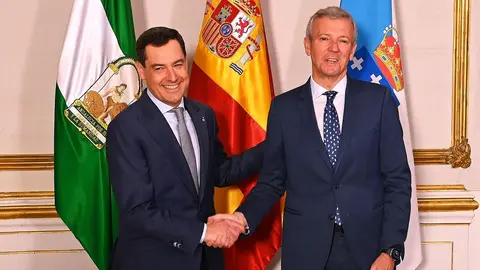 Juanma Moreno ha recibido en el Palacio de San Telmo al presidente gallego Alfonso Rueda | Salvador L&oacute;pez Medina