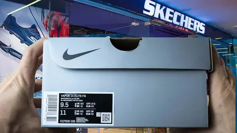 Caja de Nike frente a tienda Skechers