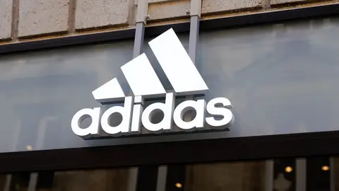 Logo de Adidas en la fachada de una de sus tiendas