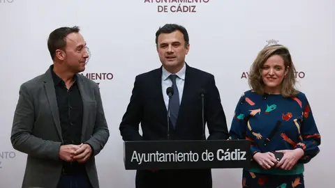 Bruno Garc&iacute;a, en el centro de la imagen, junto a Jos&eacute; Manuel Cossi y Maite Gonz&aacute;lez | Cristo Garc&iacute;a