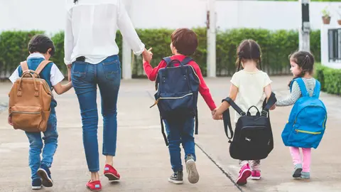 Ni&ntilde;os de camino al colegio