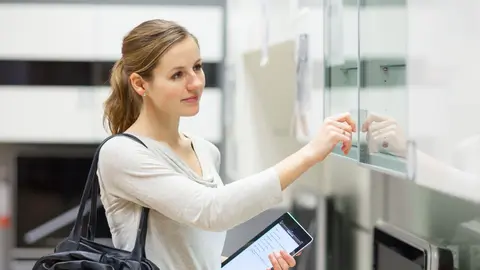 Clienta en tienda IKEA