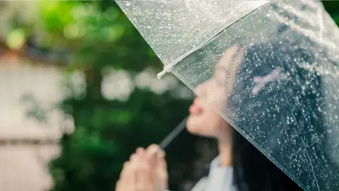 Una mujer con un paraguas bajo la lluvia
