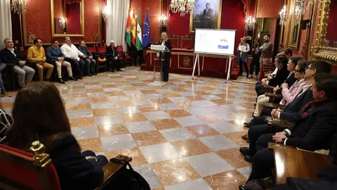 Marifr&aacute;n Carazo, alcaldesa de Granada, en el centro de la imagen (1)