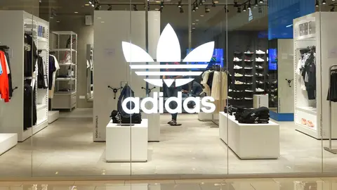 Escaparate de tienda Adidas