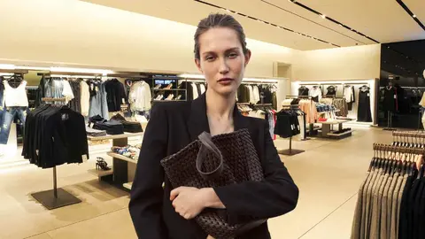Bolso saca efecto trenzado en ZARA