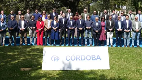 Juanma Moreno, durante un encuentro con alcaldes de Andaluc&iacute;a