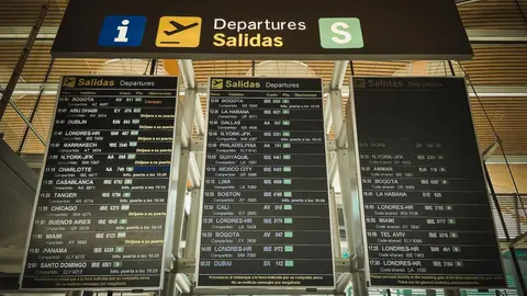 Panel de salidas del aeropuerto de Barajas en Madrid