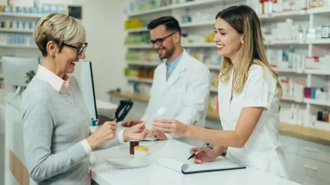 Farmac&eacute;utica atendiendo a mujer
