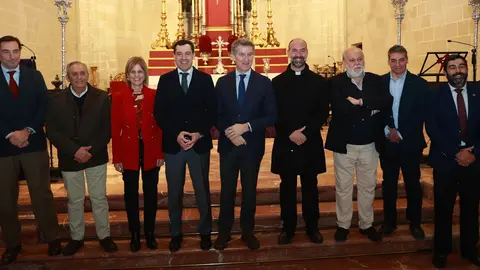 Feij&oacute;o y Juanma Moreno, durante su visita a la iglesia de Santiago | Cristo Garc&iacute;a