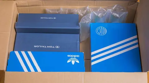 Caja de zapatillas de Adidas
