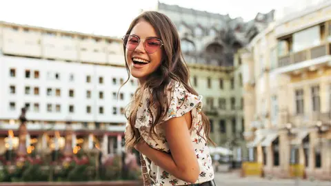 Las zapatillas Skechers que mejor combinan con vaqueros y vestidos en primavera